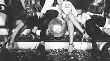 Persone che partecipano a una festa a tema black and white