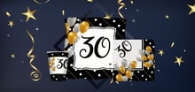 Set di articoli da festa con il numero '30', inclusi bicchieri e tovaglioli, decorati con palloncini dorati, argentati e stelle dorate su sfondo nero, perfetti per celebrare un 30° compleanno.