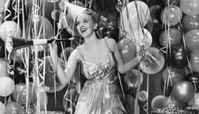 Una donna che festeggia vestita a tema anni '20