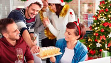 Persone che festeggiano insieme il Natale