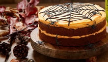 Torta alle carote con decorazioni a tema Halloween