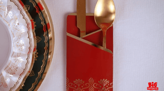 Decorazioni di Natale disposte secondo la corretta mise en place