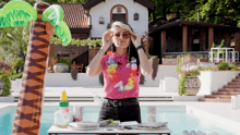 Martina Ferrara che realizza delle decorazioni per un pool party