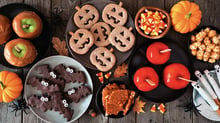 Dolcetti realizzati con le forme tipiche di Halloween (come pipistrelli o zucche)