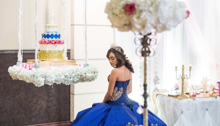 Ragazza vestita per festeggiare la Quinceañera