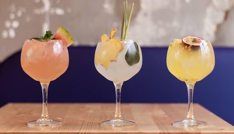 Bicchieri con cocktail estivi