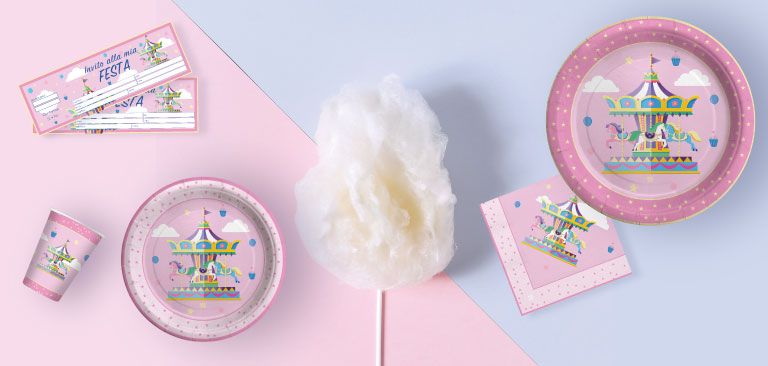Piattini rosa con una giostra disegnata sopra