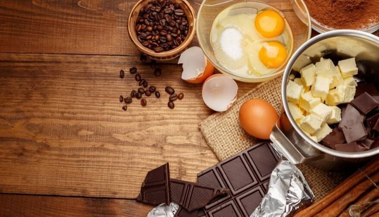 Ingredienti per fare un dolce, come cioccolato e uova