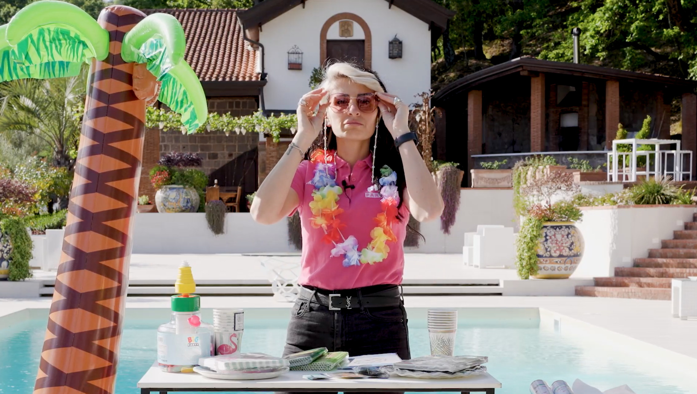 Martina Ferrara che realizza delle decorazioni per un pool party