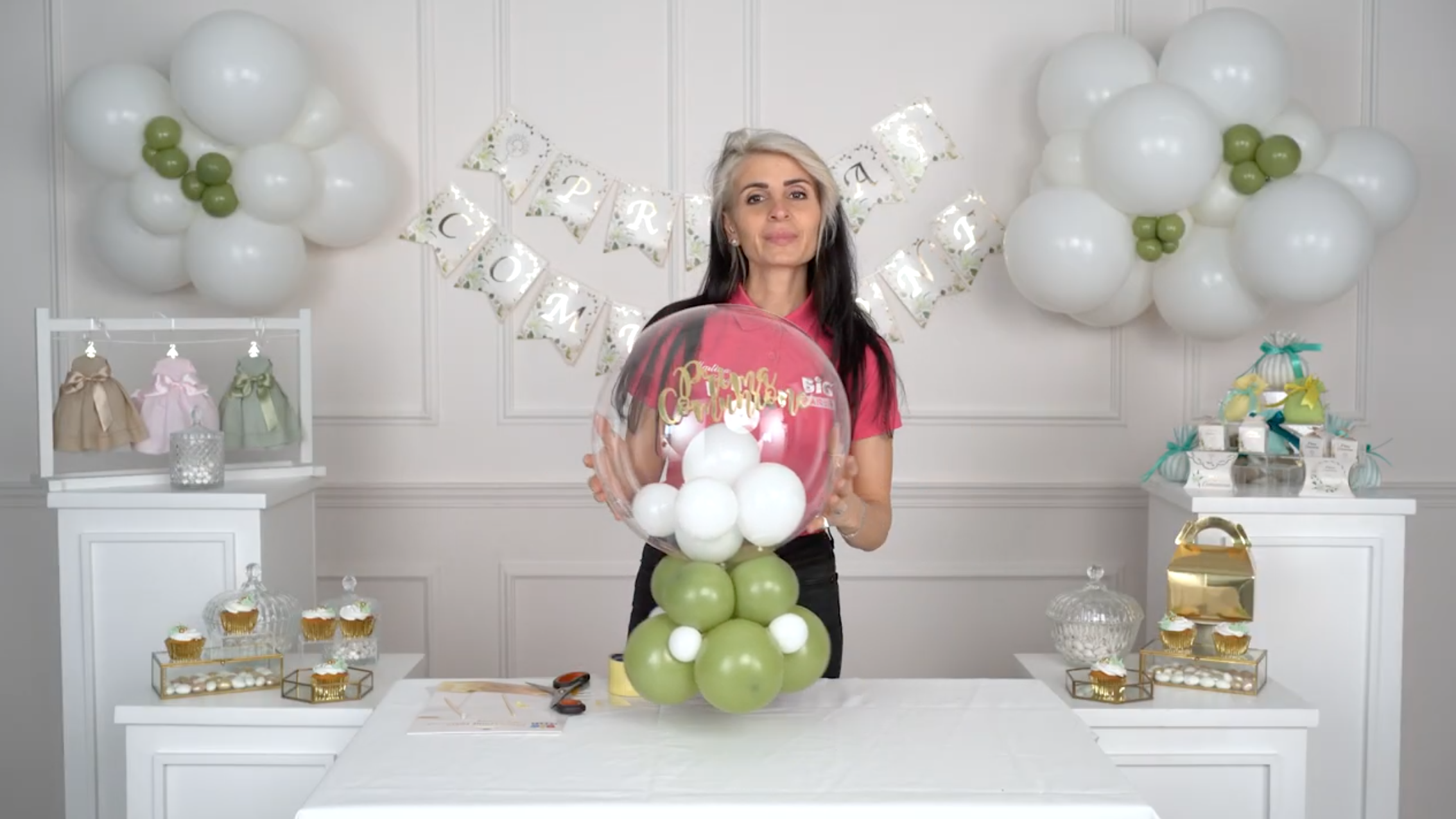 Martina Ferrara mentre realizza delle decorazioni per una festa di Prima Comunione