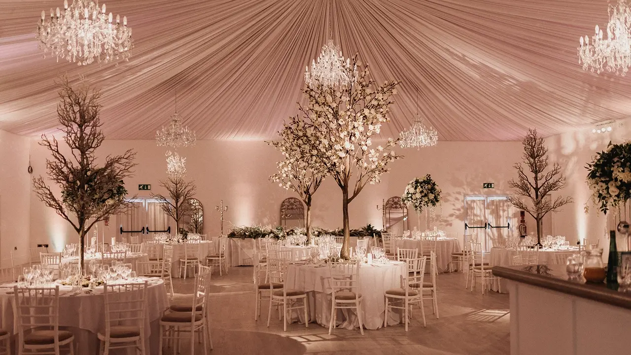 Un allestimento di decorazioni luminose a una festa di matrimonio