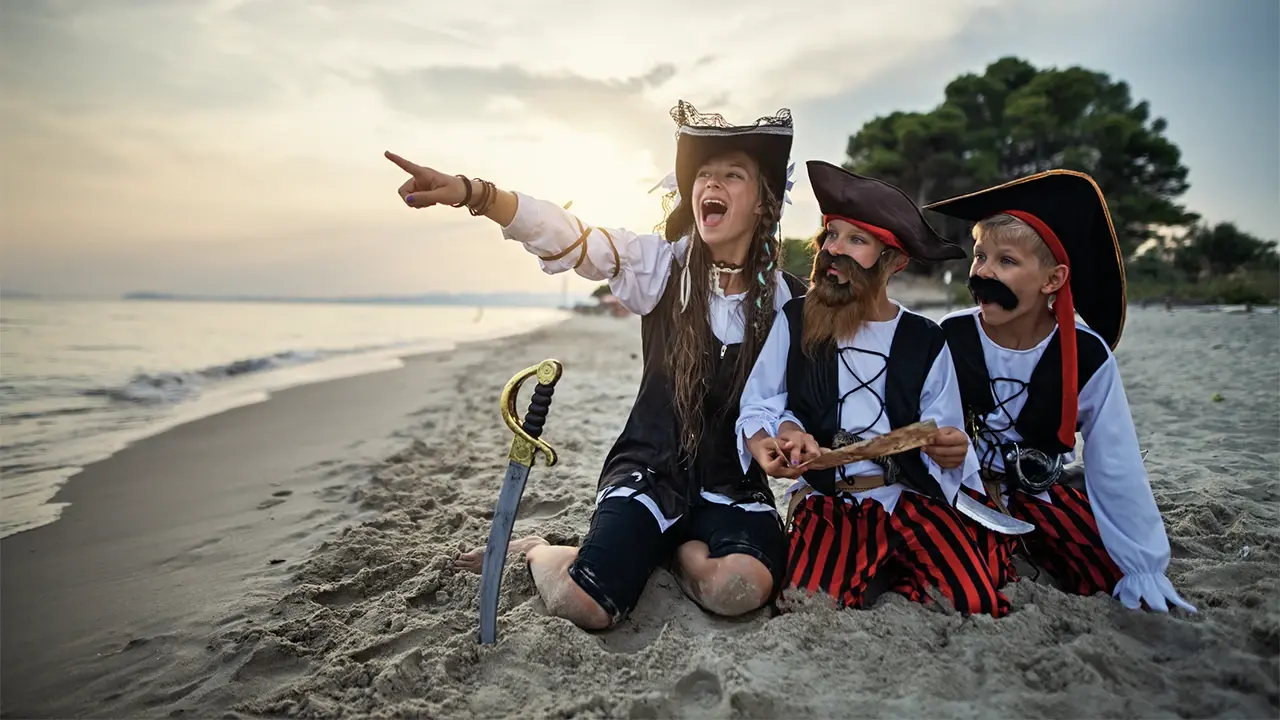 bambini vestiti da pirati per una festa a tema
