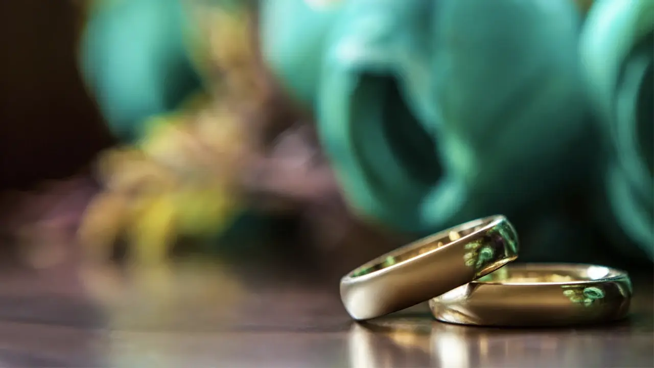 Due anelli per la promessa di matrimonio con elementi verdi