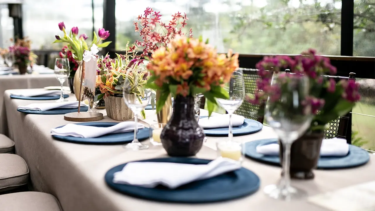 tavola-decorata-con-fiori